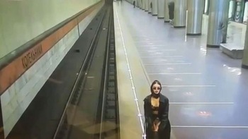 'Chị đại bí ẩn' phanh áo giữa ga tàu điện, sau màn catwalk đỉnh cao