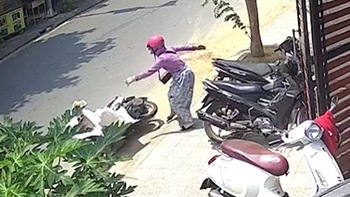Cô gái đi vespa có hành động không đẹp khi xe máy chặn lối vào nhà