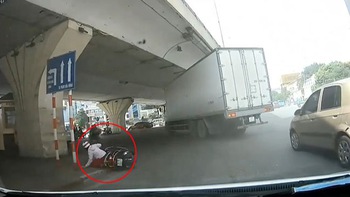Cô gái đi xe máy giật mình ngã xuống đường khi ôtô tải nổ lốp