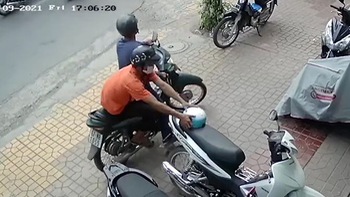 Thanh niên trộm mũ bảo hiểm gặp chủ xe máy cao tay