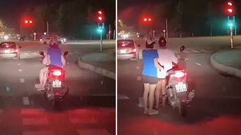 Hai cô gái đi SH 'ngượng chín mặt' khi chống được xe chờ đèn đỏ