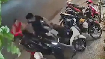 Người phụ nữ nhanh trí bắt tên trộm xe máy