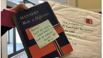 Trả lại sách thư viện sau khi mượn lố… 32 năm