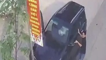 Người đàn ông bám cửa ôtô bất lực với pha dừng xe của nữ tài xế