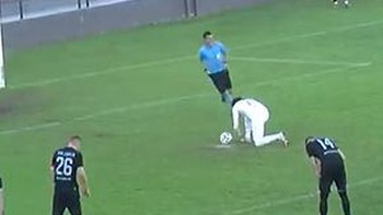 Cầu thủ vờ buộc dây giày sút penalty khiến thủ môn đứng chôn chân
