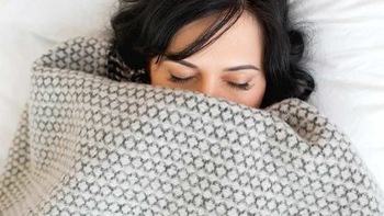 Những nguy cơ cho sức khỏe khi ngủ mà vẫn... mở mắt