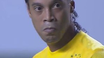 Cú sút phạt 'kinh điển ' của Ronaldinho