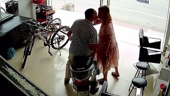 Chồng hôn vợ khi lỡ quẹt xe máy vào người