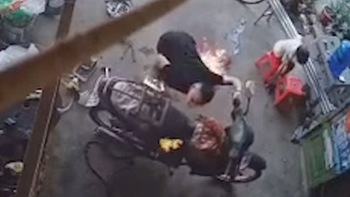 Thợ sửa xe máy dùng miệng thổi để dập lửa bốc cháy ở bình xăng