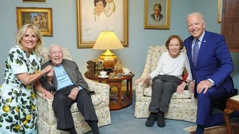 Vợ chồng ông Biden bất ngờ ‘to khổng lồ’ trong ảnh chụp