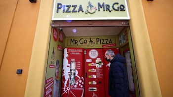 Dân Ý ‘choáng’ với chiếc máy làm pizza tươi tự động
