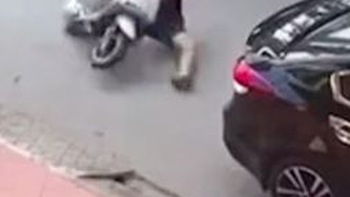 Thanh niên thích thể hiện đánh võng xe máy tông đuôi ôtô