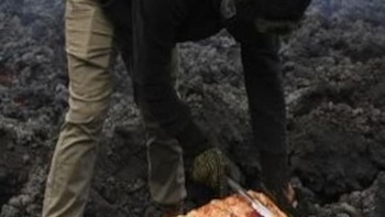 Nướng pizza bằng dung nham núi lửa phục vụ du khách
