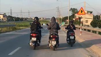 3 'nữ ninja' chạy xe máy dàn hàng ngang 'buôn chuyện' hàng cây số