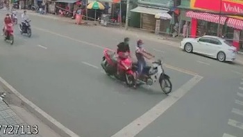Người đàn ông chờ đèn đỏ hú hồn khi bị xe máy đụng