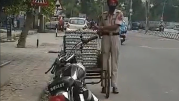 Cảnh sát trưởng Ấn Độ ăn cắp trứng gà giữa phố
