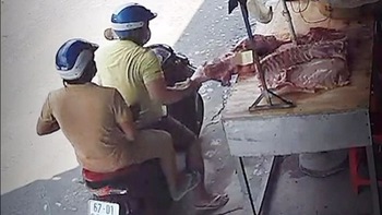 Hai thanh niên đi xe máy trộm tảng thịt lợn giữa ban ngày