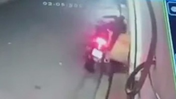 Thanh niên chạy xe máy ôm cua ngã lọt vào thùng xốp