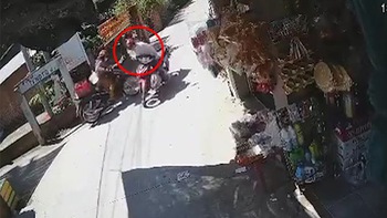 Người phụ nữ tông đổ đồ của tiệm tạp hóa sau va chạm giao thông