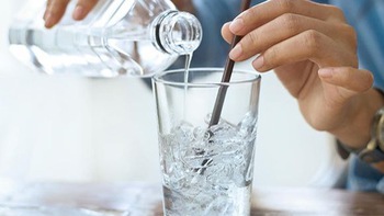 7 tác hại khó lường khi uống nước đá nhiều trong ngày nắng nóng