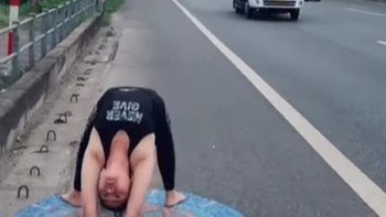 Trải thảm tập yoga trên đường, cô gái vô tư lộn vòng: Tự tin chưa!