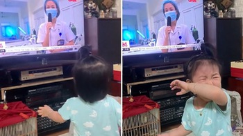 Em bé giơ tay đòi bế khi thấy mẹ đi chống dịch xuất hiện trên tivi