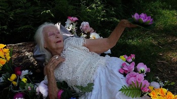 Cụ bà vũ công 106 tuổi thường quên đi từ ‘già’ và ‘tuổi tác’