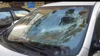 Chủ xe 'khóc mếu' khi phát hiện thủ phạm làm vỡ kính ôtô
