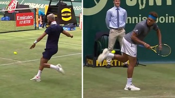 Hai tay vợt từ đánh tennis chuyển sang chơi bóng đá trên sân