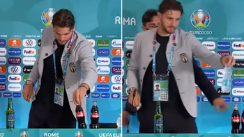 Học theo Ronaldo, sao tuyển Ý gạt chai Coca ra chỗ khác