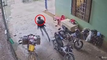 Thanh niên rón rén trộm xe máy bị đàn chó rượt chạy trối chết