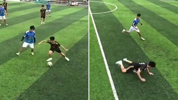 Chàng trai vồ ếch khi thể hiện kỹ thuật đảo bóng trên sân phủi