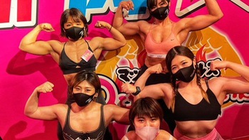 Quán bar độc đáo với những cô gái cơ bắp xinh đẹp tại Nhật
