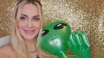 Cô gái muốn hẹn hò với người ngoài hành tinh
