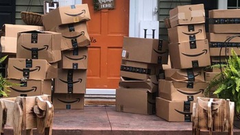Nhận hơn 150 thùng hàng từ Amazon dù không đặt