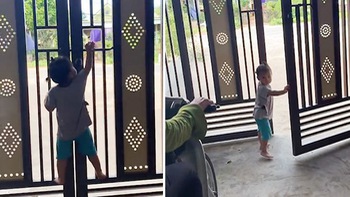 Bé gái trèo cổng mở chốt cửa cho mẹ đi làm