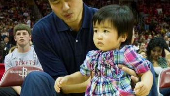 Con gái Yao Ming mới 11 tuổi đã cao hơn cả Lionel Messi