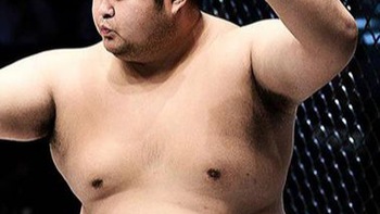 Đang áp đảo đối thủ, võ sĩ 148 kg Trung Quốc lăn đùng ra ngất