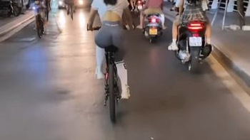 Đạp xe kiểu hot girl Lê Bống: Thả 2 tay như làm xiếc giữa phố đông!