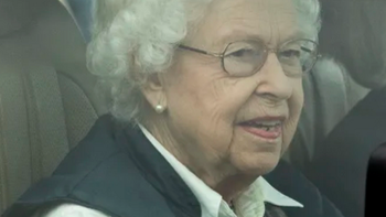 Nữ hoàng Anh tự lái xe đi xem đua ngựa ở tuổi 95