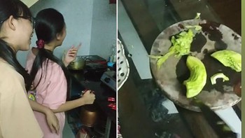 Anh trai cạn lời với hai em gái gọt vỏ mướp đắng để xào