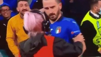 Cầu thủ Ý bị hiểu nhầm là fan quá khích, suýt phải lên khán đài