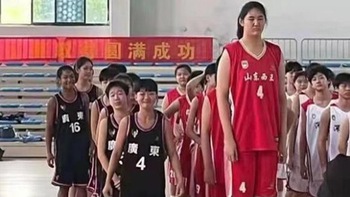 Cao 2m27, cô bé 14 tuổi vô địch bóng rổ Trung Quốc dễ như ăn kẹo