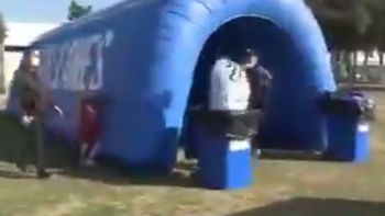 Cầu thủ nhảy vào thùng rác sau khi ghi bàn