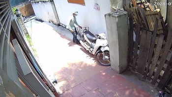 Thanh niên 'chê' xe máy trộm cầu dắt xe