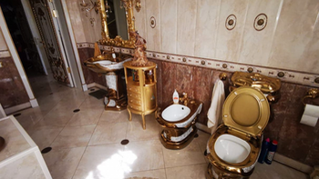 'Ngã ngửa' với toilet dát vàng trong nhà cảnh sát Nga