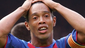 Ronaldinho từng đập vỡ tủ lạnh ở sân Chelsea