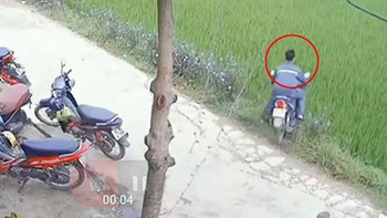 Nam thanh niên chạy xe máy đi thẳng vào lòng ruộng