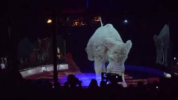 Rạp xiếc biểu diễn động vật nhào lộn bằng công nghệ ánh sáng 3D