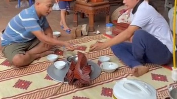 Hai con ngơ ngác khi bố vờ 'ăn cơm với cá gỗ'